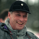 Kong Harald under ski-NM på Skrautvål i 1999 - iført den offisielle jakken fra OL på Lillehammer og skyggelue med Skiforeningens pin. Foto: Lise Åserud / NTB
